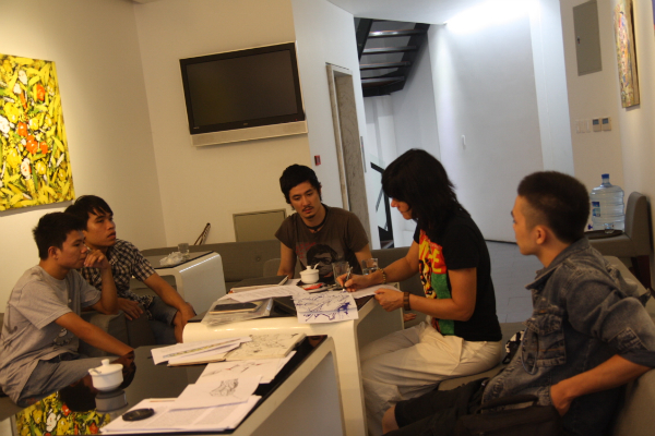 RGB.vn - Nhóm thực hiện HOPE BOX 2011 đang thảo luận - Trọng Chít thứ 2 bên Trài qua