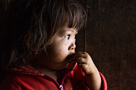 Dù lấm lem mặt mũi, nhưng không ai có thể phủ nhận nét đáng yêu của bé. (Ảnh: Rehahn)