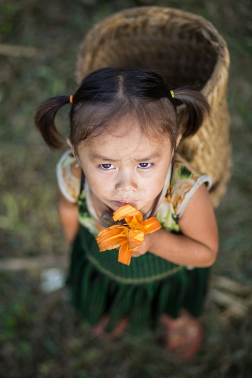 Cô bé làm việc phụ giúp gia đình dịp cuối tuần. (Ảnh: Rehahn)