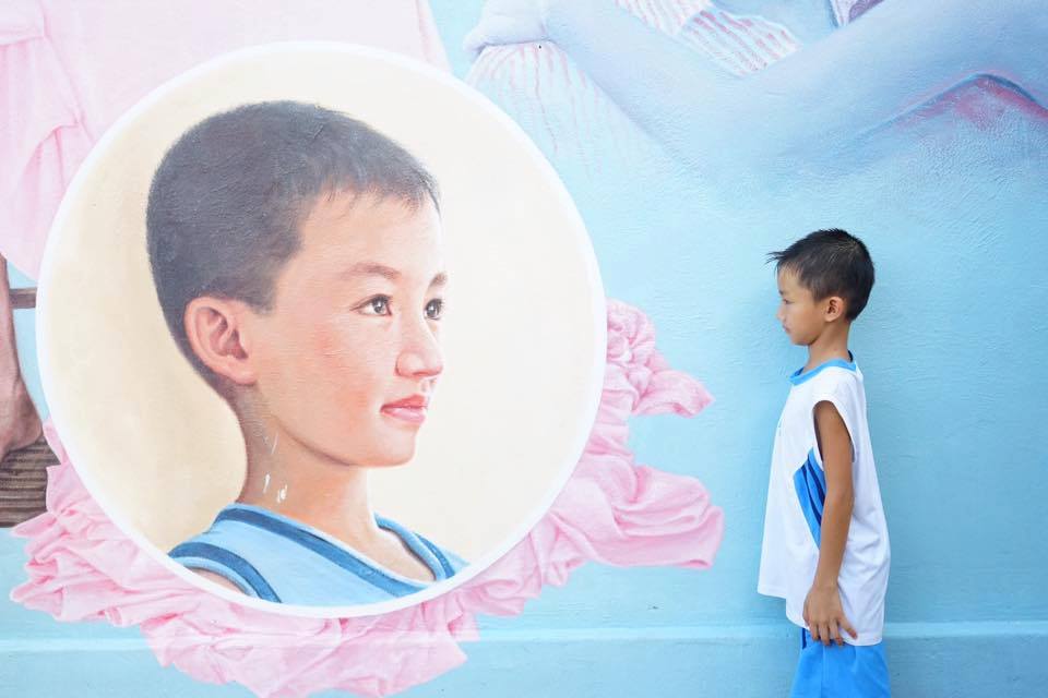 bat-ngo-xuat-hien-lang-chai-co-tich-ven-bien-dau-tien-tai-viet-nam-03