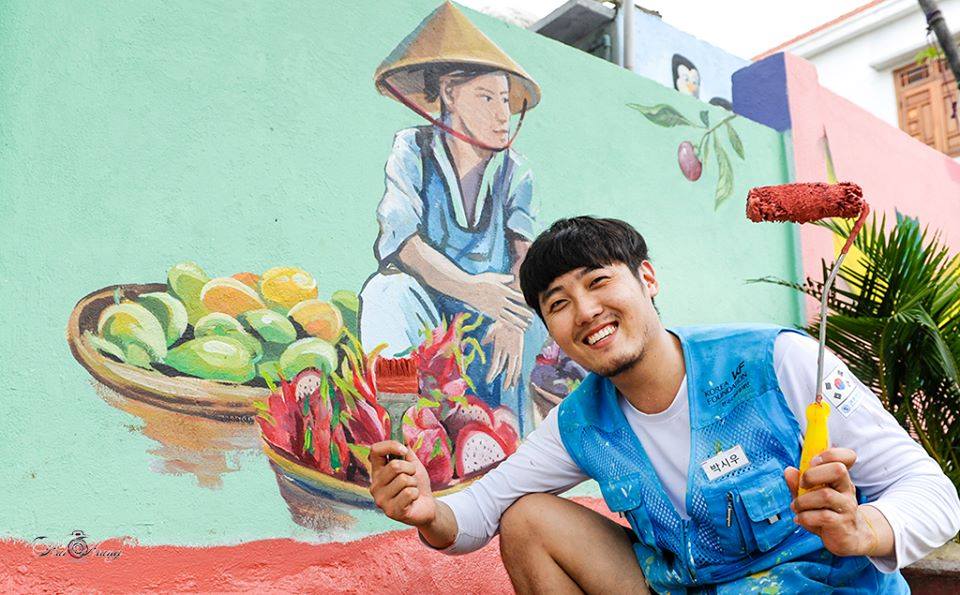 bat-ngo-xuat-hien-lang-chai-co-tich-ven-bien-dau-tien-tai-viet-nam-08