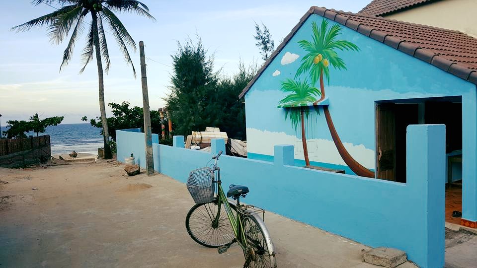 bat-ngo-xuat-hien-lang-chai-co-tich-ven-bien-dau-tien-tai-viet-nam-21