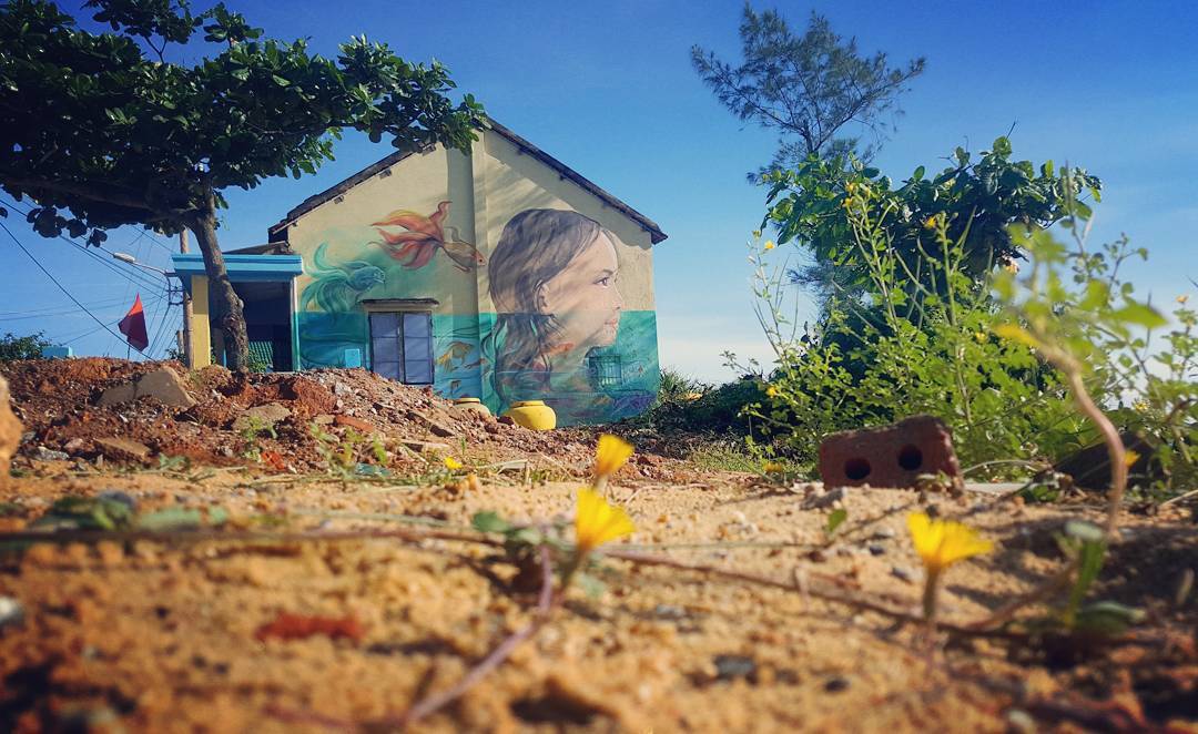 bat-ngo-xuat-hien-lang-chai-co-tich-ven-bien-dau-tien-tai-viet-nam-23