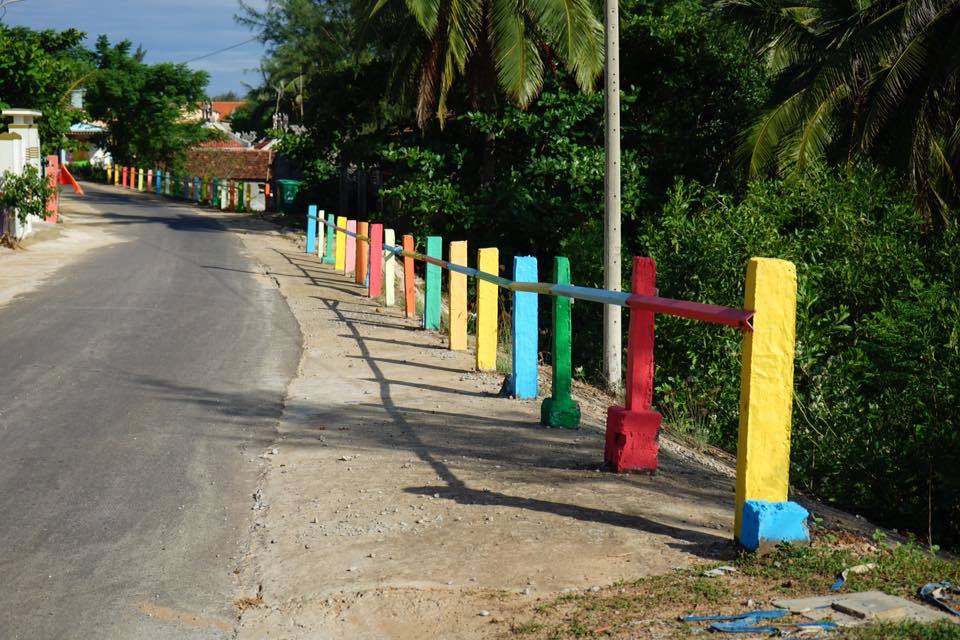 bat-ngo-xuat-hien-lang-chai-co-tich-ven-bien-dau-tien-tai-viet-nam-24