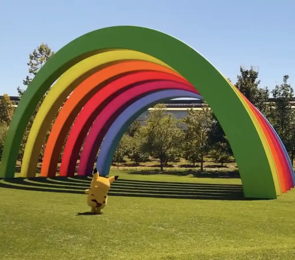 CEO Tim Cook và người kế nhiệm John Ternus đón Pikachu cùng CEO The Pokémon Company tại Apple Park