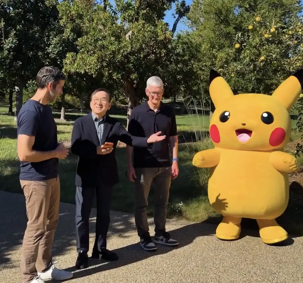 CEO Tim Cook và người kế nhiệm John Ternus đón Pikachu cùng CEO The Pokémon Company tại Apple Park