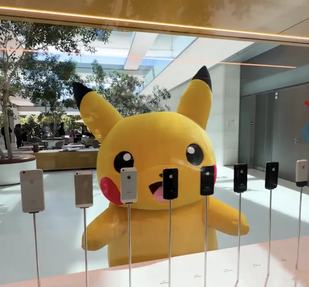 CEO Tim Cook và người kế nhiệm John Ternus đón Pikachu cùng CEO The Pokémon Company tại Apple Park