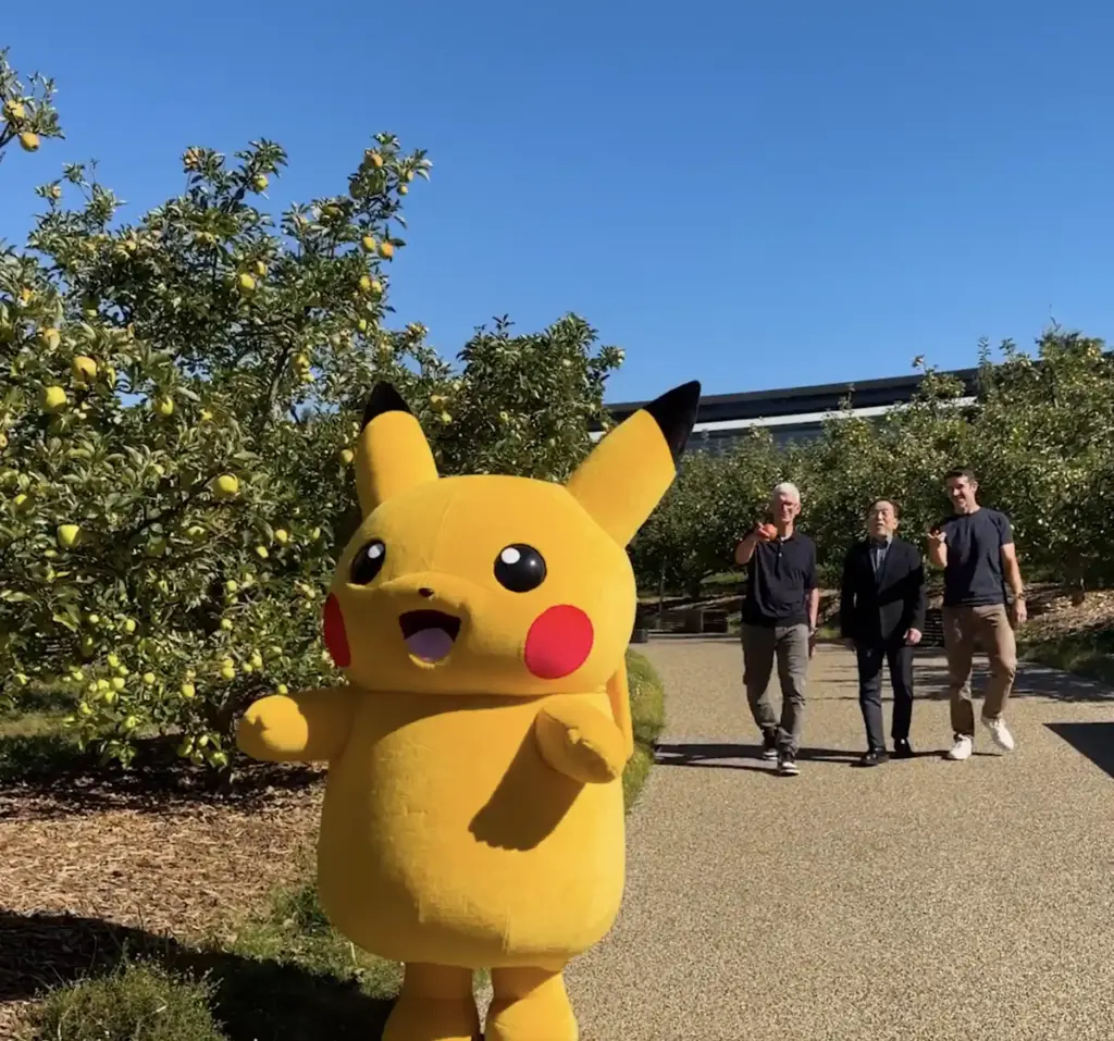 CEO Tim Cook và người kế nhiệm John Ternus đón Pikachu cùng CEO The Pokémon Company tại Apple Park