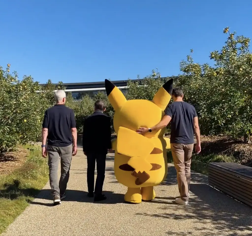 CEO Tim Cook và người kế nhiệm John Ternus đón Pikachu cùng CEO The Pokémon Company tại Apple Park