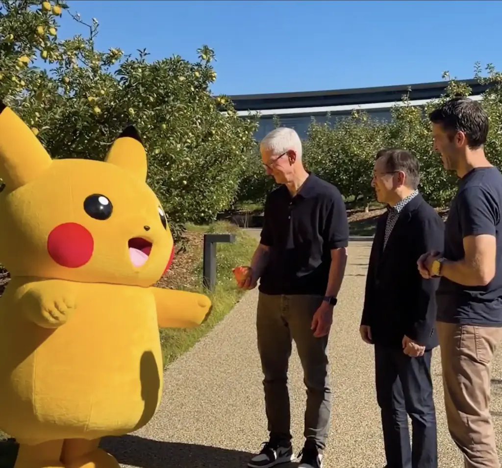 CEO Tim Cook và người kế nhiệm John Ternus đón Pikachu cùng CEO The Pokémon Company tại Apple Park