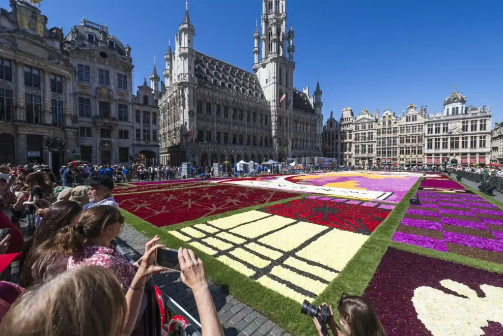 Brussels tái hiện kiệt tác “Sóng lừng ngoài khơi Kanagawa” bằng 750.000 bông thược dược 