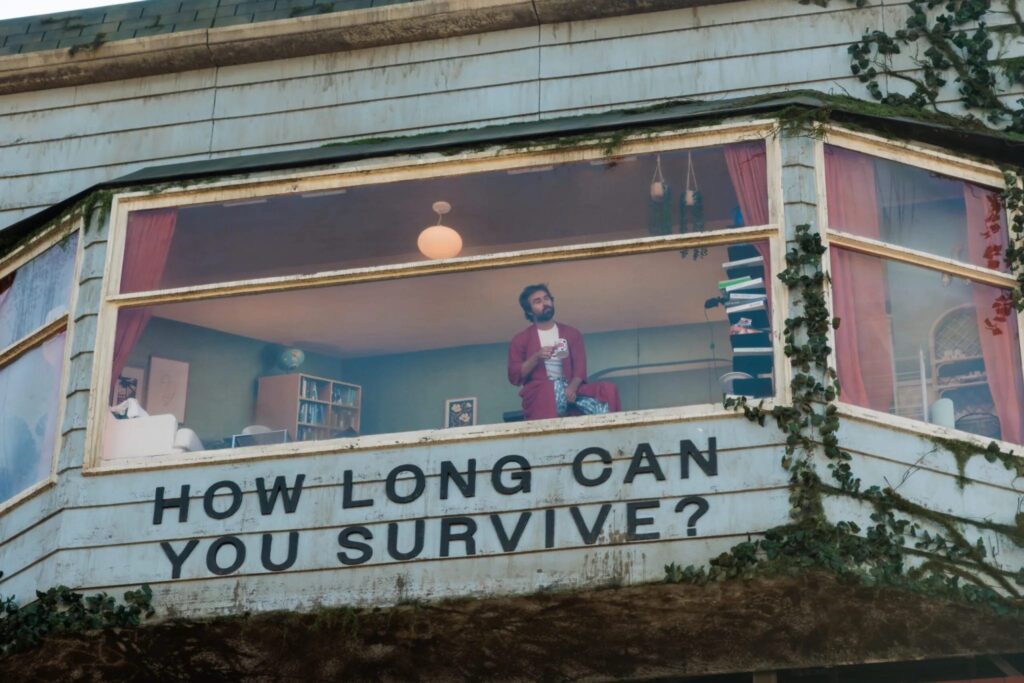 Netflix “nhốt” một người trên billboard suốt 3 ngày để quảng bá phim The Last House