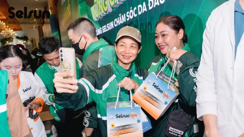 Selsun đồng hành cùng Grab "chăm sóc da đầu cộng đồng", mang hoạt động "Da đầu sạch, Vững chuyến xe" đến hơn 7.000 bác tài công nghệ