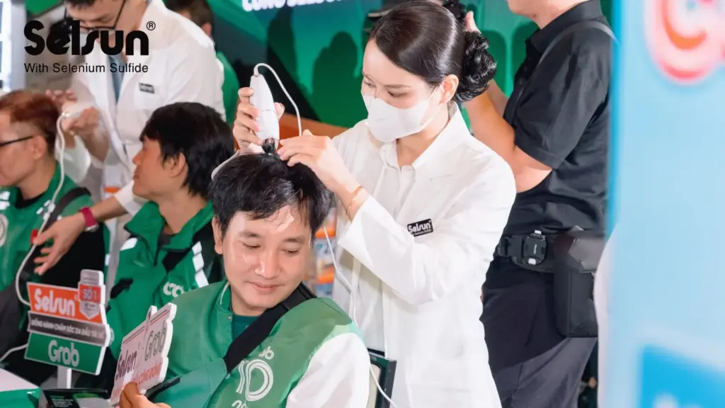 Selsun đồng hành cùng Grab "chăm sóc da đầu cộng đồng", mang hoạt động "Da đầu sạch, Vững chuyến xe" đến hơn 7.000 bác tài công nghệ