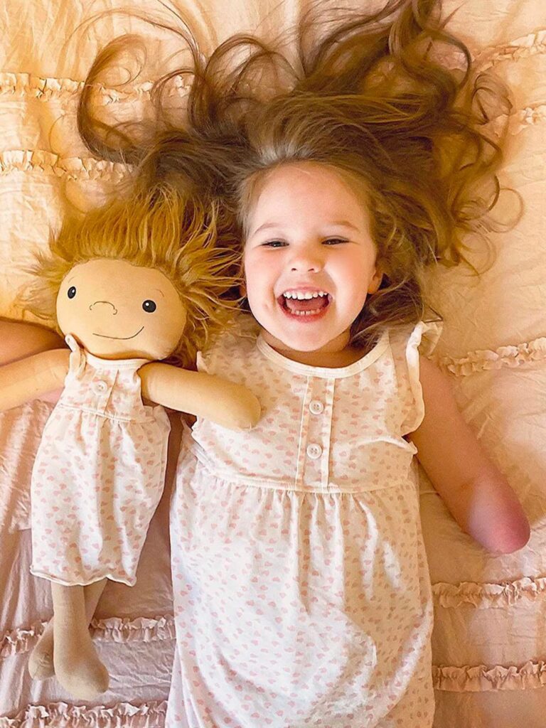 A Doll Like Me - dự án tạo ra những con búp bê mang hình dáng giống các em nhỏ gặp khiếm khuyết