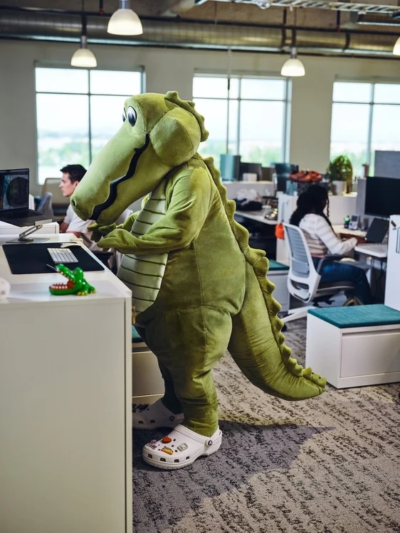 Crocs chính thức ra mắt mascot cá sấu Niles - linh vật đầu tiên của thương hiệu