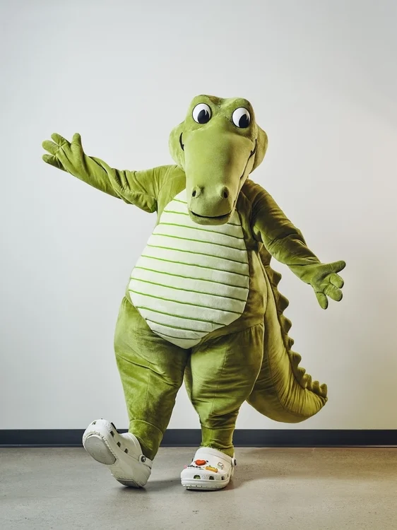Crocs chính thức ra mắt mascot cá sấu Niles - linh vật đầu tiên của thương hiệu