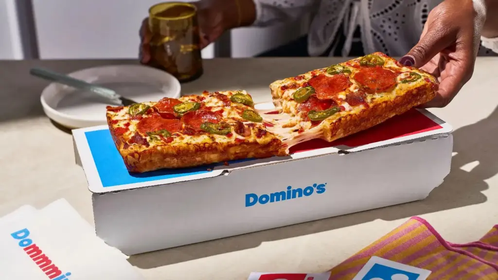 Domino’s ra mắt chiếc pizza chữ nhật lấy cảm hứng từ chính logo của mình