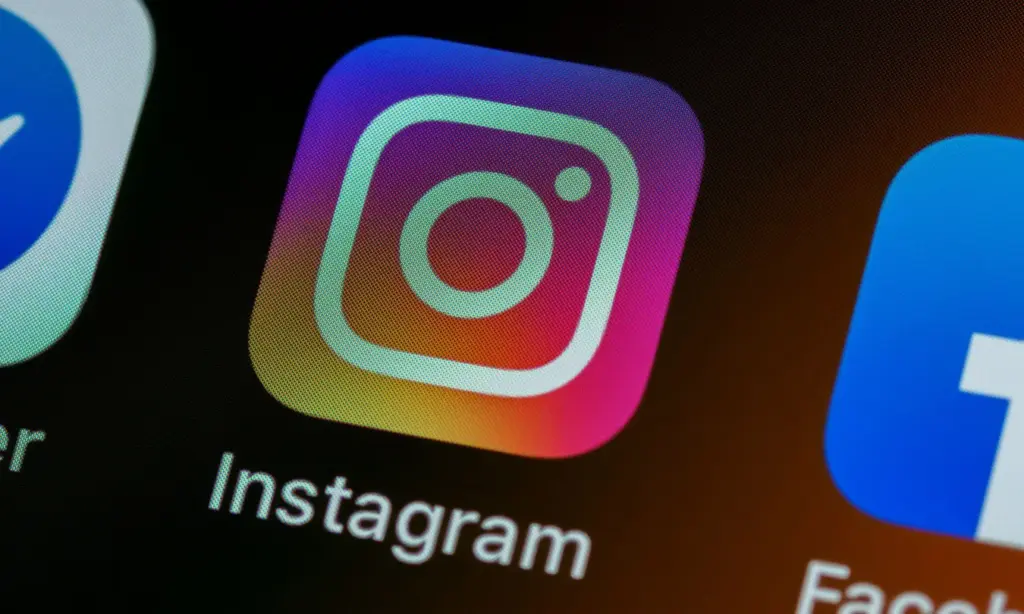 Meta từng hứa sẽ dẹp những video quay lén bằng kính AI, nhưng chúng vẫn tràn ngập Instagram