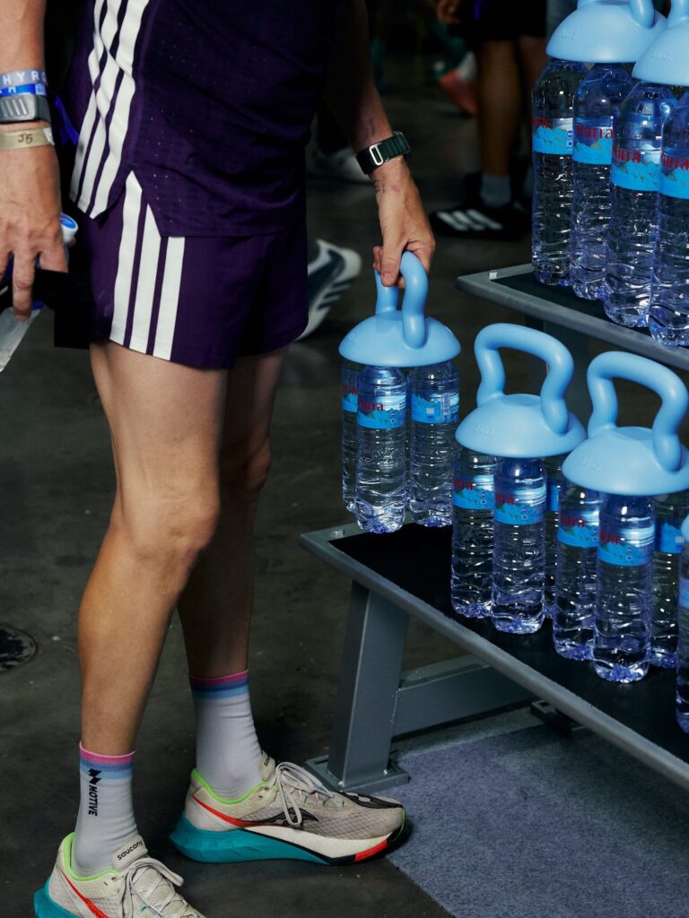 Thương hiệu Purra biến chai nước khoáng thành tạ tập luyện tại giải đấu fitness HYROX Bangkok - màn marketing viral mạng xã hội