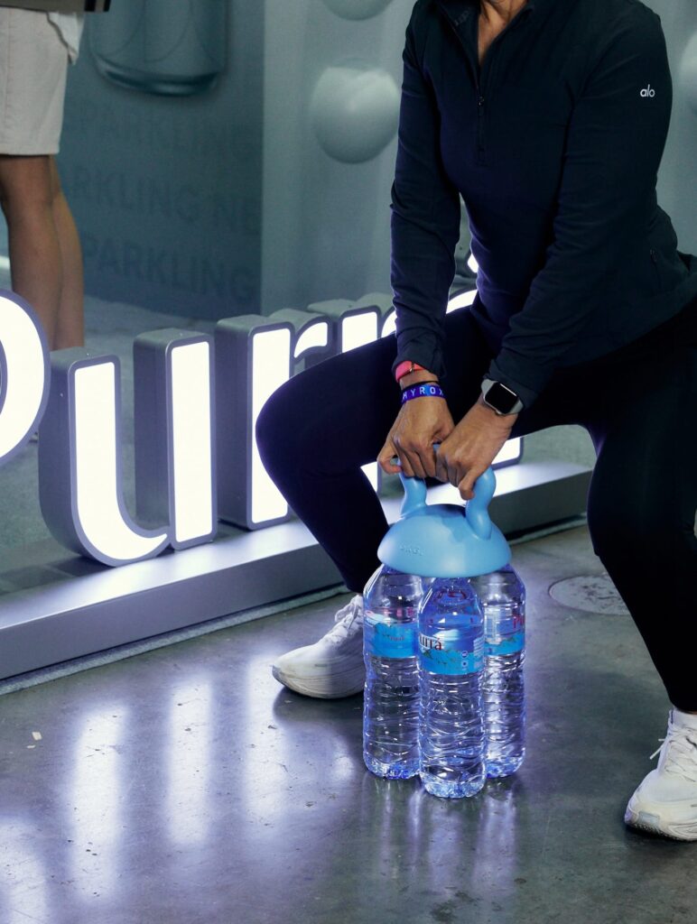 Thương hiệu Purra biến chai nước khoáng thành tạ tập luyện tại giải đấu fitness HYROX Bangkok - màn marketing viral mạng xã hội