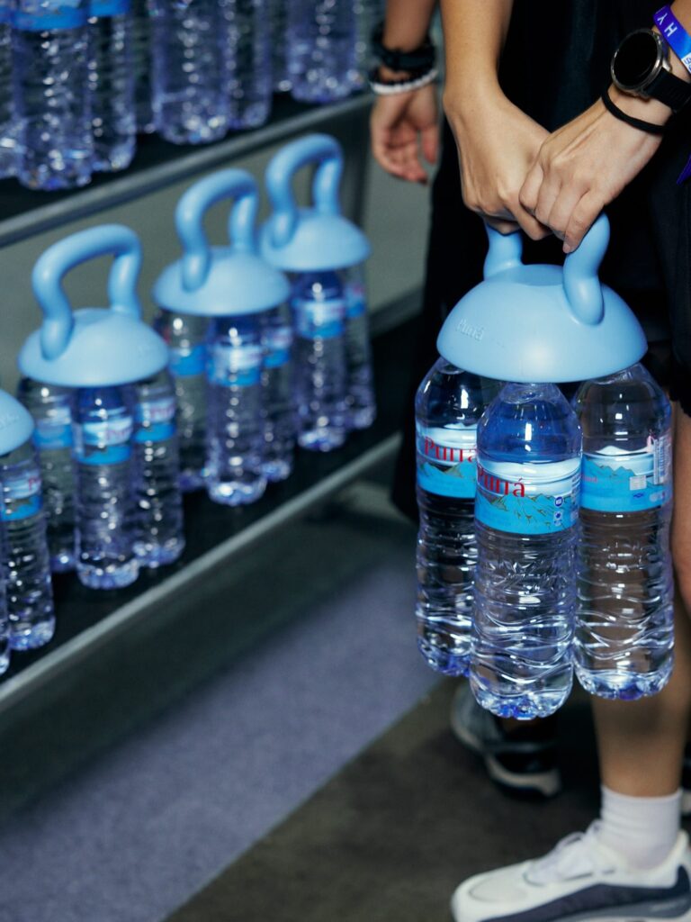 Thương hiệu Purra biến chai nước khoáng thành tạ tập luyện tại giải đấu fitness HYROX Bangkok - màn marketing viral mạng xã hội