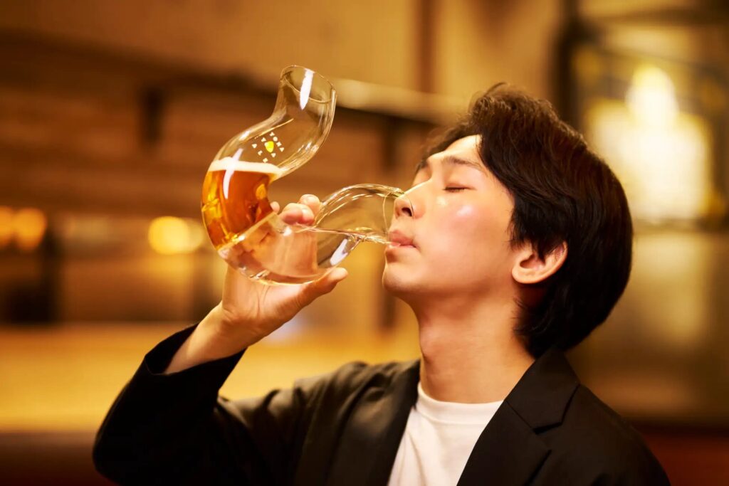 Hãng bia Nhật tạo ra chiếc ly buộc người uống phải uống nước ngang với lượng bia