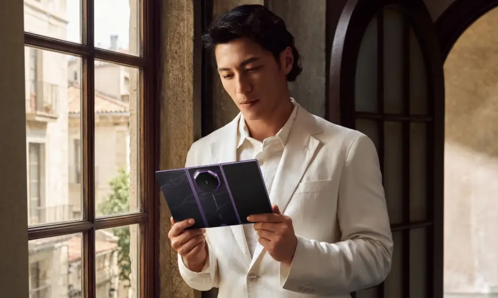 Smartphone gập ba mới nhất của Huawei mỏng hơn, bền hơn và “điên rồ” hơn bao giờ hết