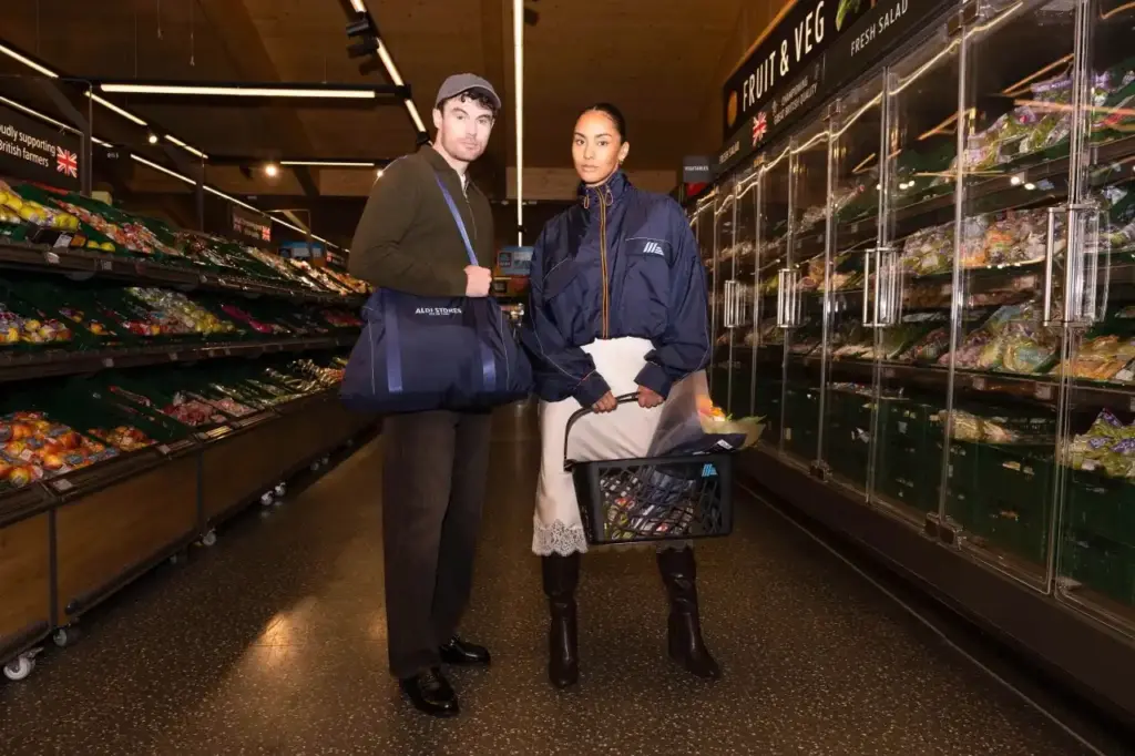 Aldi biến áo khoác thành túi đựng đồ đi chợ chỉ trong 10 giây