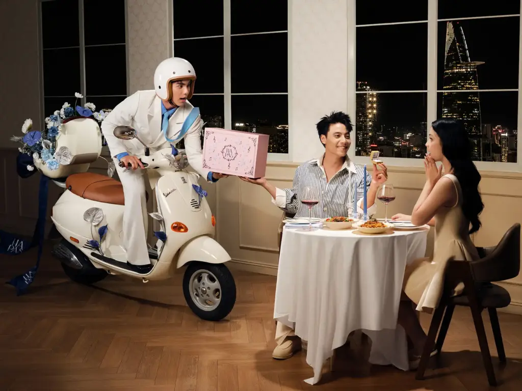 HAPAS ra mắt dịch vụ giao hàng đặc biệt: Shipper nam thần chở quà đến tận cửa với “Xe hoa giao yêu thương”