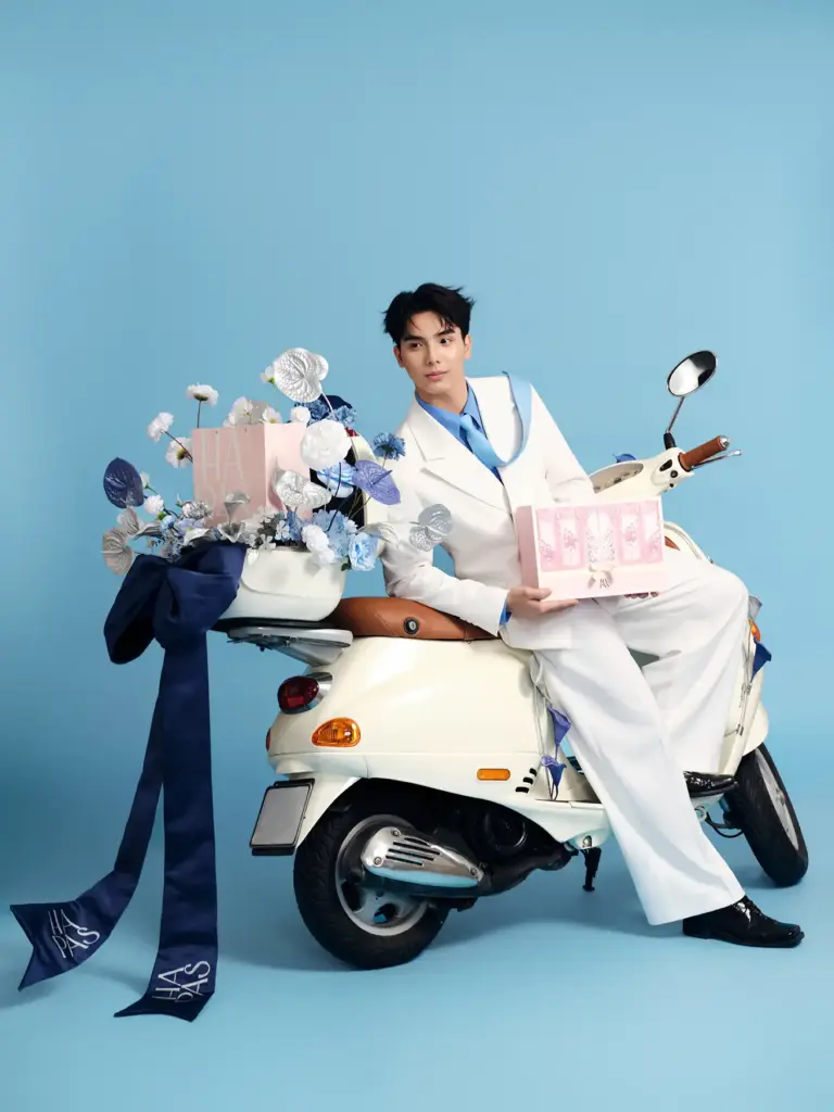 HAPAS ra mắt dịch vụ giao hàng đặc biệt: Shipper nam thần chở quà đến tận cửa với “Xe hoa giao yêu thương”