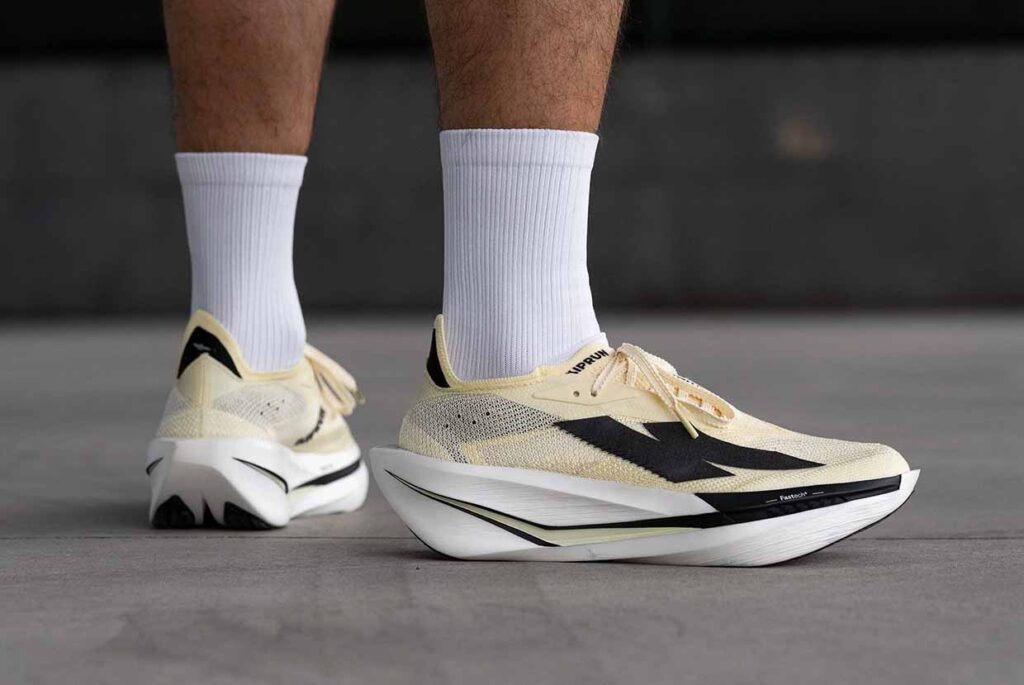 New Balance kiện Decathlon vì logo trên giày chạy bộ KIPRUN bị cho là quá giống biểu tượng “N”