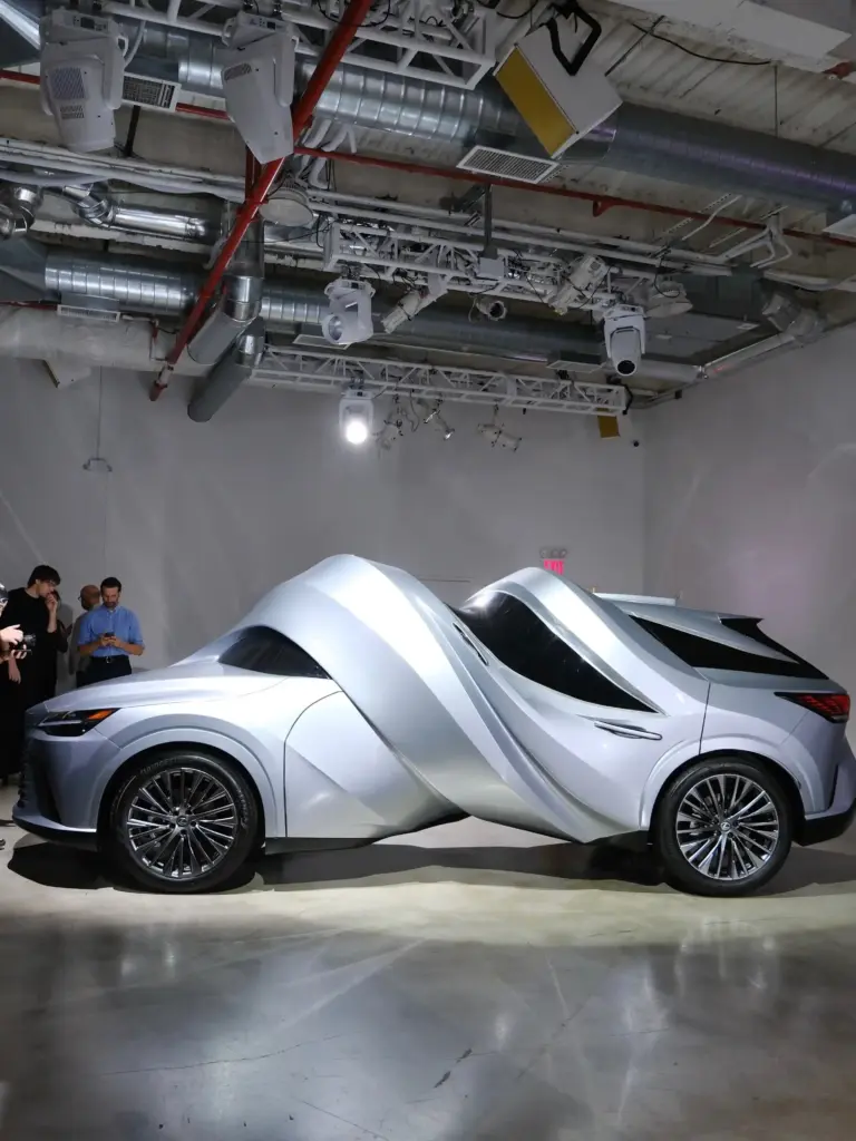 MSCHF “bẻ cong” những chiếc xe Lexus theo đúng nghĩa đen tại triển lãm MOTOMORPHOSIS