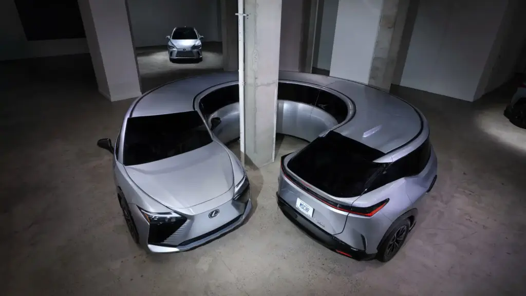 MSCHF “bẻ cong” những chiếc xe Lexus theo đúng nghĩa đen tại triển lãm MOTOMORPHOSIS