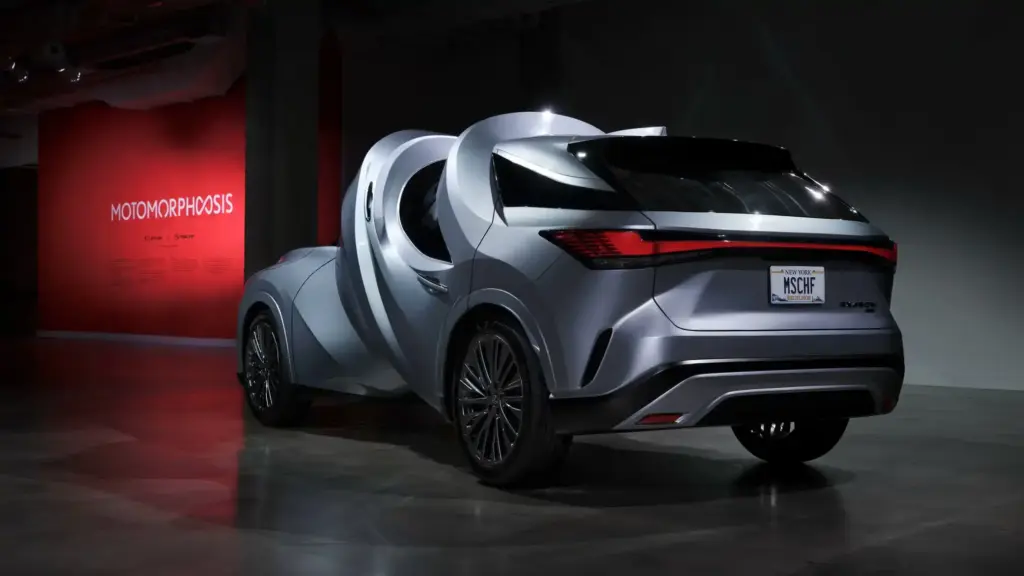 MSCHF “bẻ cong” những chiếc xe Lexus theo đúng nghĩa đen tại triển lãm MOTOMORPHOSIS