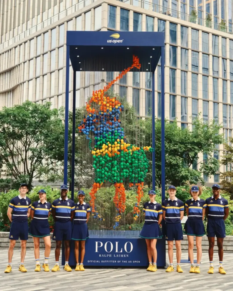 Polo Ralph Lauren tạo hình logo và tay vợt khổng lồ từ 2.000 quả bóng tennis, hình ảnh thay đổi theo góc nhìn