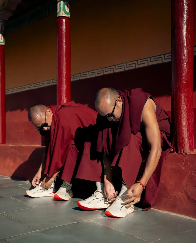 Bộ ảnh các nhà sư mang giày PUMA viral mạng xã hội, chứng minh chạy bộ cũng là thiền định