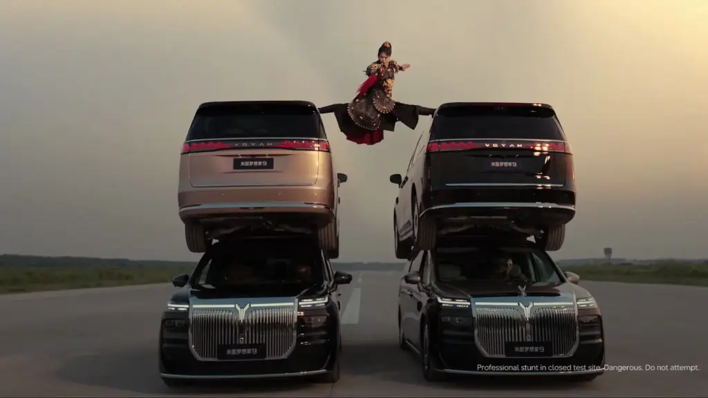 Hãng xe Trung Quốc “Parody” quảng cáo Volvo, tái hiện màn xoạc chân huyền thoại của Jean-Claude Van Damme