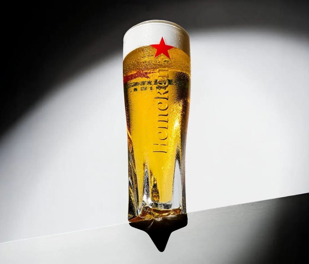 Heineken thiết kế lại chiếc ly biểu tượng để lưu dấu ngôi sao trên bàn