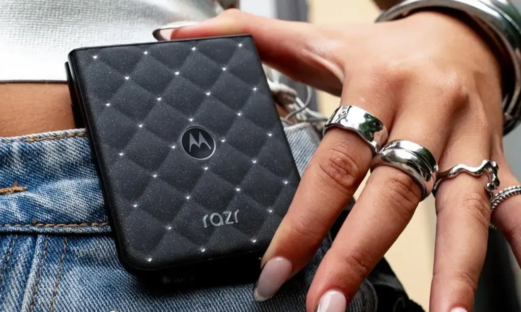 Motorola Razr 2026 khoác lên mình 35 viên pha lê Swarovski lấp lánh