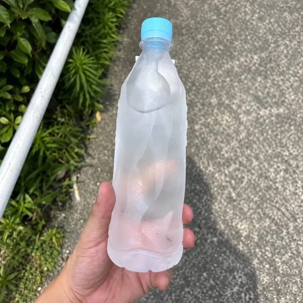 Suntory Nhật Bản thu nhỏ nhãn chai nước để việc tái chế trở nên dễ dàng hơn