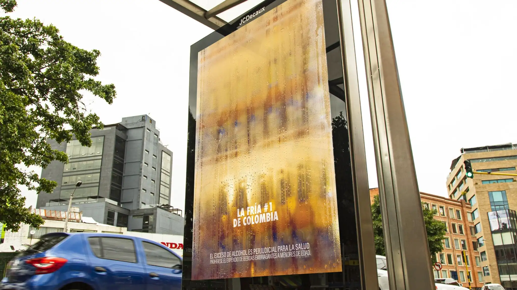 Thương hiệu bia làm mờ quảng cáo, biến billboard thành mặt kính tủ lạnh khổng lồ “nhìn là thấy sảng khoái”