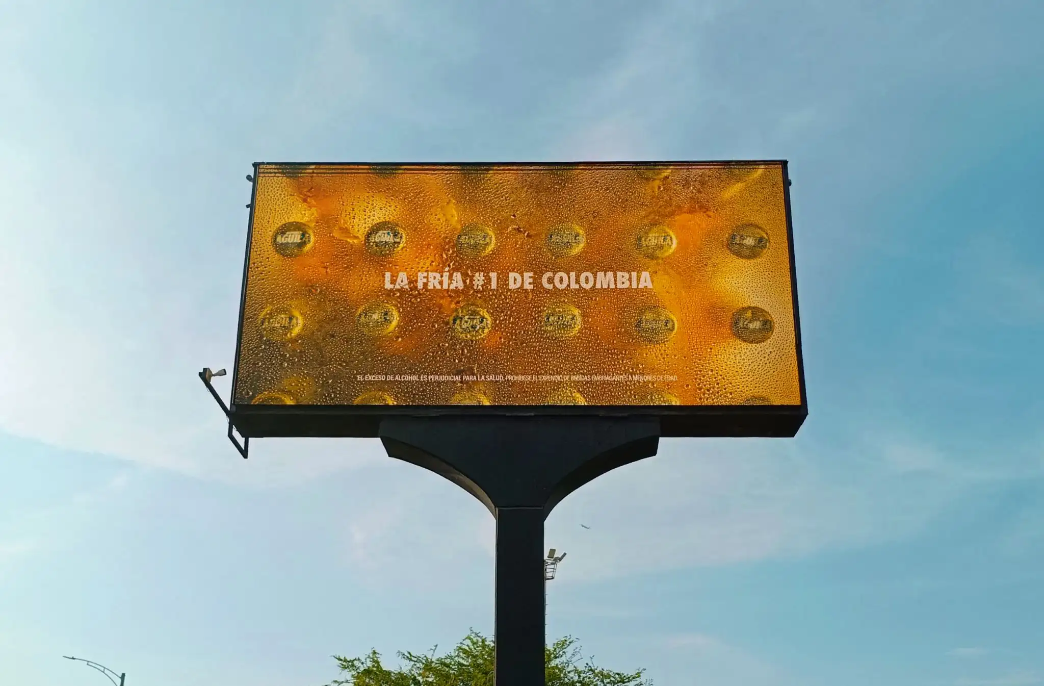 Thương hiệu bia làm mờ quảng cáo, biến billboard thành mặt kính tủ lạnh khổng lồ “nhìn là thấy sảng khoái”