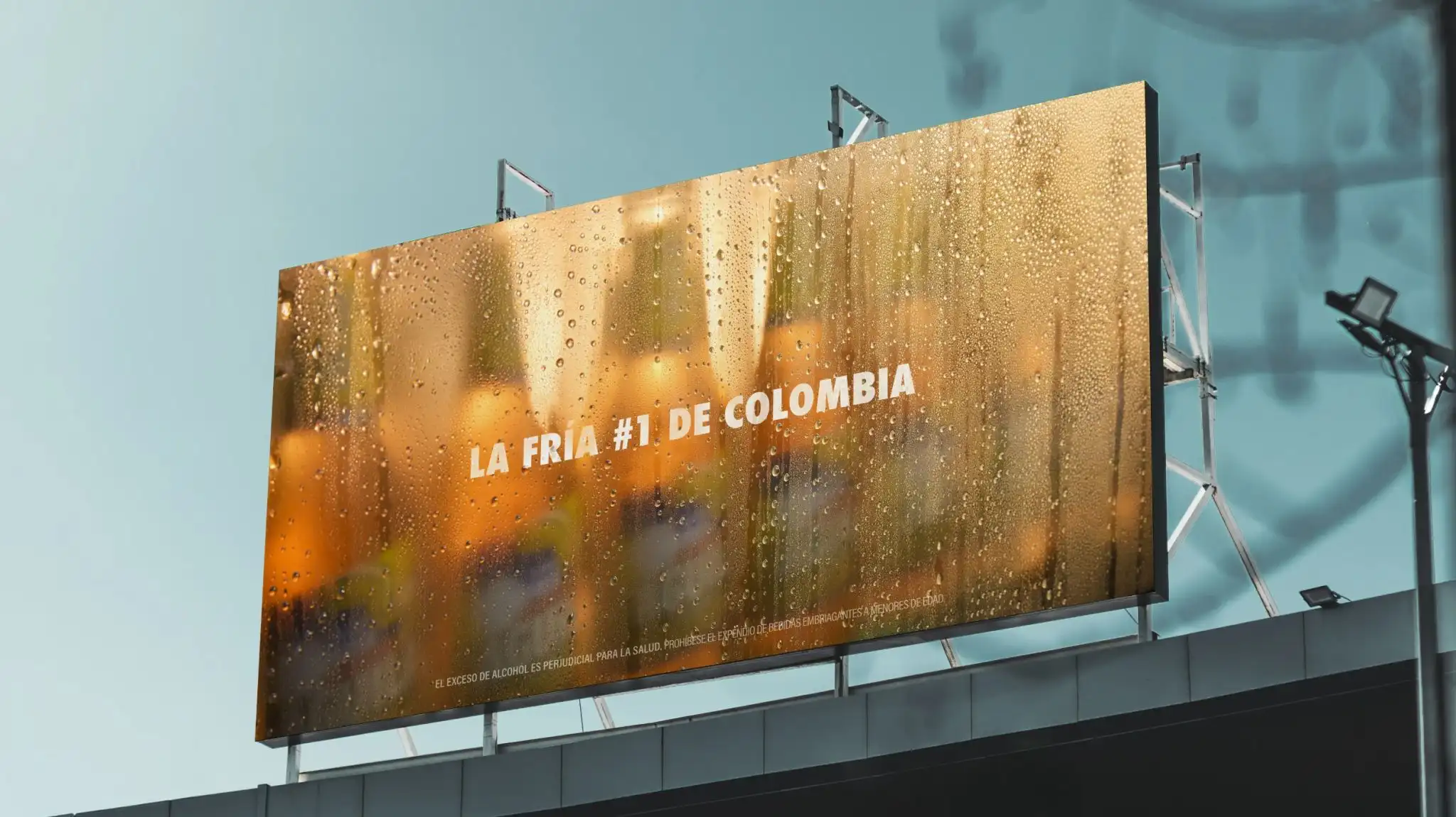Thương hiệu bia làm mờ quảng cáo, biến billboard thành mặt kính tủ lạnh khổng lồ “nhìn là thấy sảng khoái”