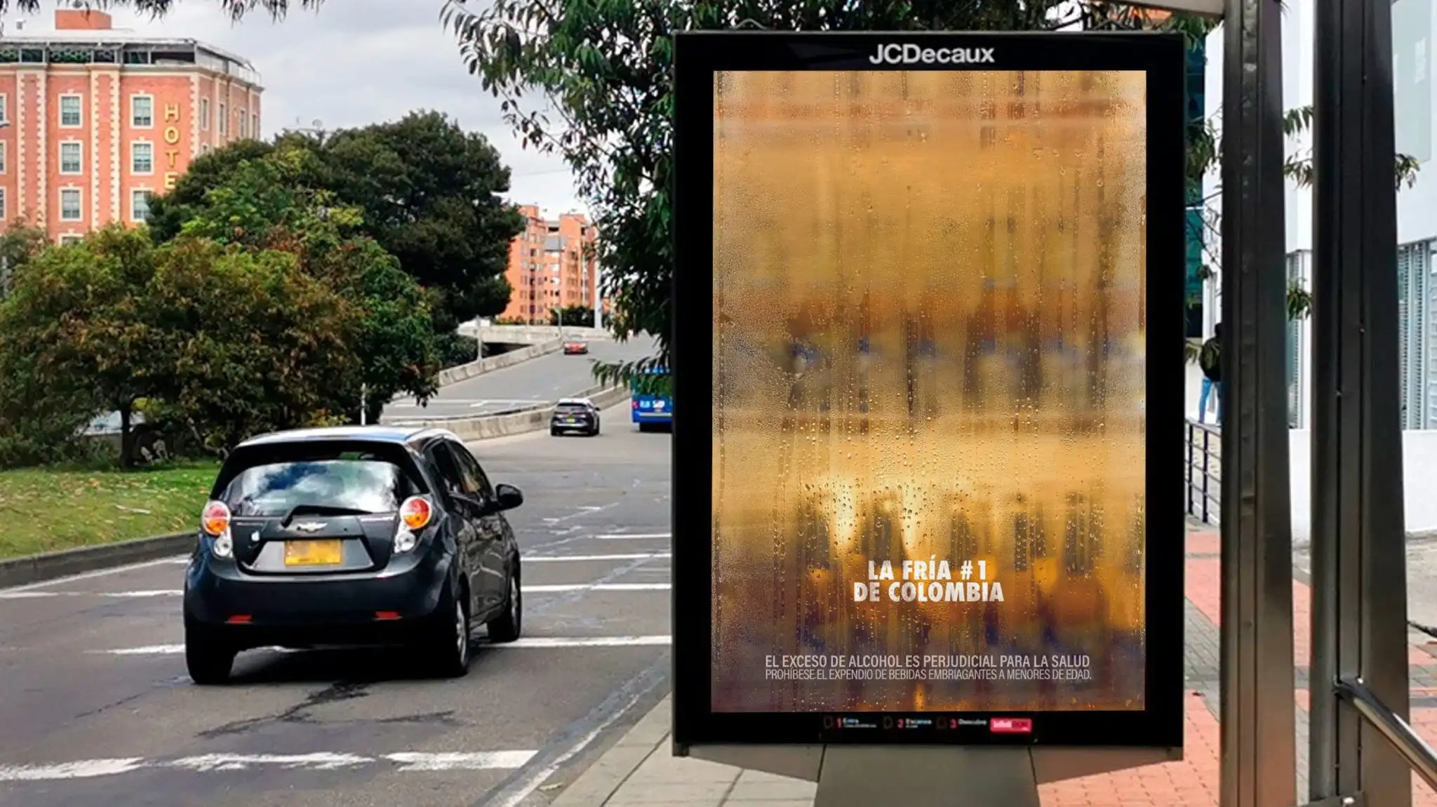Thương hiệu bia làm mờ quảng cáo, biến billboard thành mặt kính tủ lạnh khổng lồ “nhìn là thấy sảng khoái”