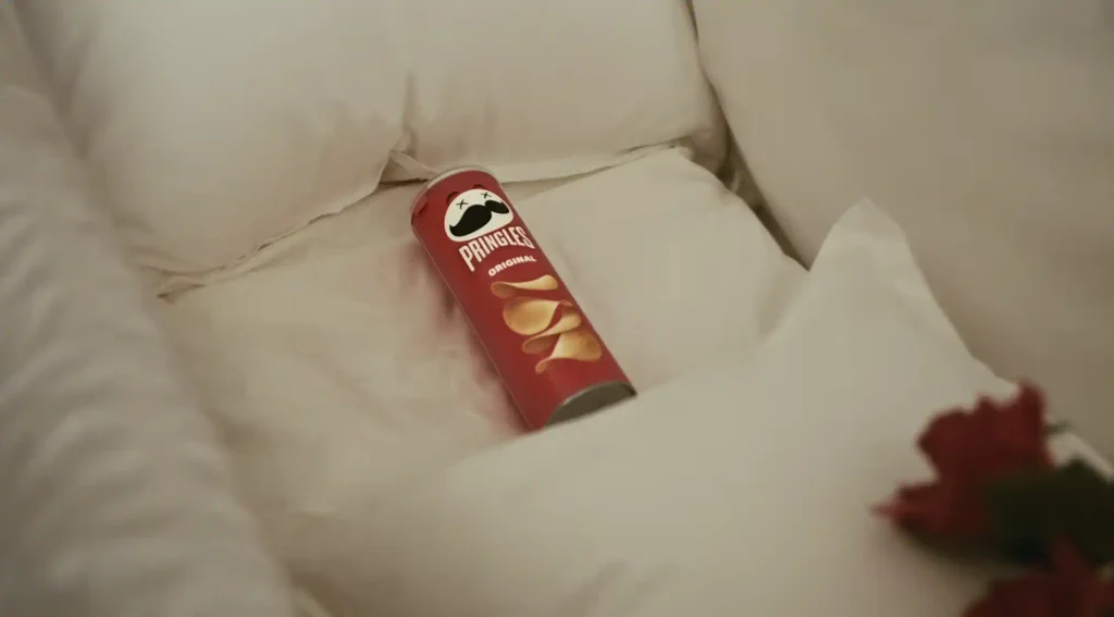 Pringles biến hộp khoai tây chiên thành hũ đựng tro cốt nhân dịp Halloween