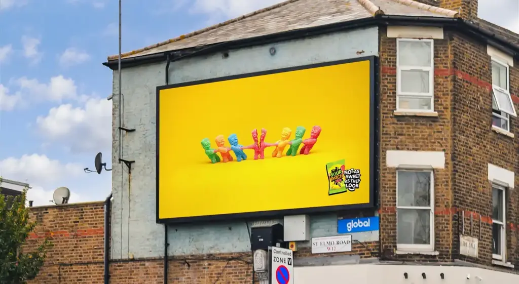 Sour Patch Kids “xé toạc” biển quảng cáo của OREO để nói rằng những viên kẹo “tinh nghịch” không ngọt ngào như vẻ bên ngoài