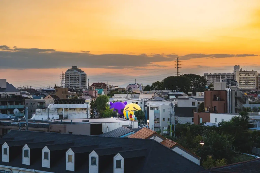 Nghệ sĩ đưa cảm xúc ra khỏi màn hình với hai biểu tượng emoji khổng lồ giữa Tokyo