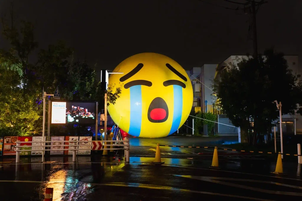 Nghệ sĩ đưa cảm xúc ra khỏi màn hình với hai biểu tượng emoji khổng lồ giữa Tokyo