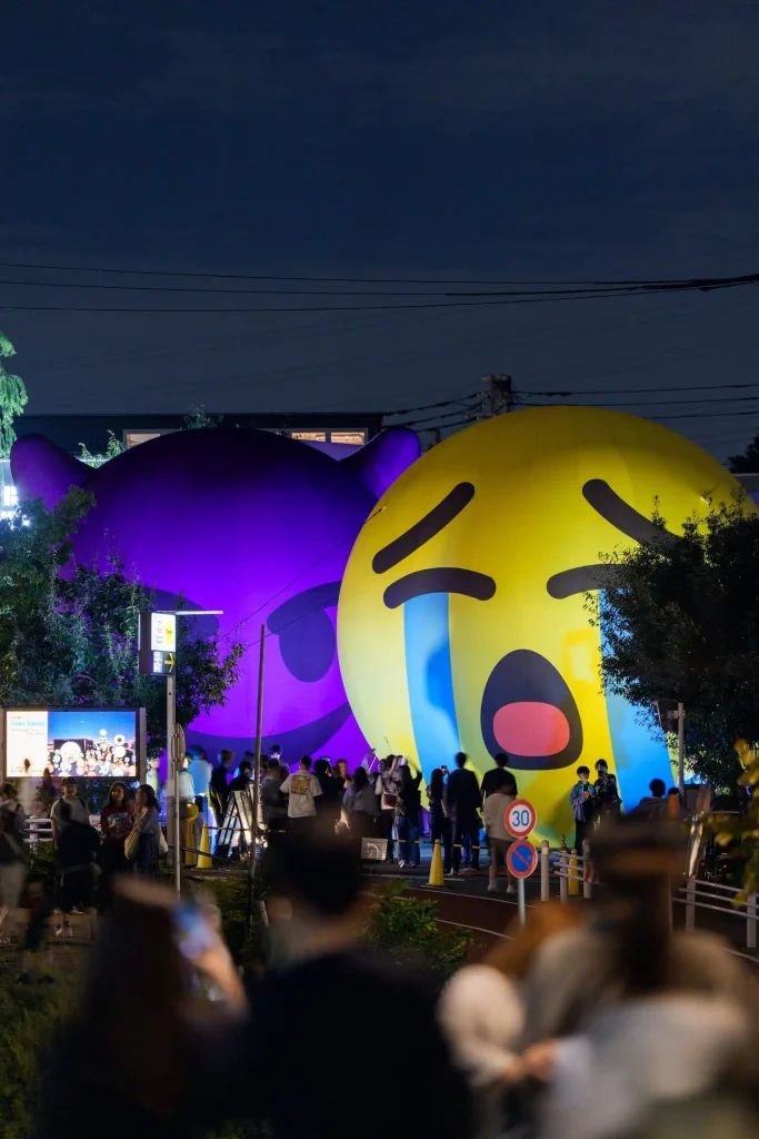 Nghệ sĩ đưa cảm xúc ra khỏi màn hình với hai biểu tượng emoji khổng lồ giữa Tokyo